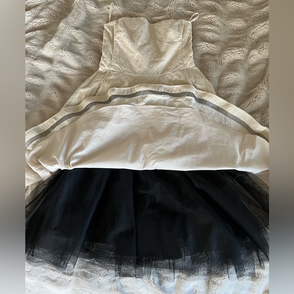 Banana Republic Strapless Crinkled Velvet dress with tulle underskirt, size 4 - Picture 4 of 16